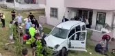 Bir sitenin bahçesine devrilen araçtaki 5 kişi yaralandı