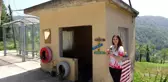 Kendi imkanlarıyla harabe olan kulübeyi sokak hayvanları için ev yaptı