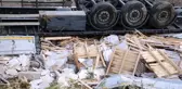 Mermer yüklü tır devrildi, baba öldü oğlu ağır yaralandı