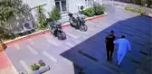POLİS, İFADEYE GELEN AYAĞINDAN RAHATSIZ OTEL ÇALIŞANINI KUCAĞINDA TAŞIDI