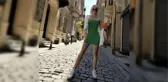 Galata sokaklarında sütyensiz görüntülendi!