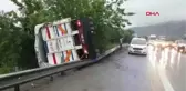 SAKARYA HAFİF TİCARİ ARACA ÇARPAN KAMYON DEVRİLDİ: 3 YARALI