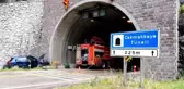 TÜNELİN DUVARINA ÇARPAN OTOMOBİLİN SÜRÜCÜSÜ YARALANDI