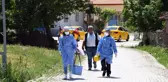 Çorum'da yaşayan yaşlı çift tarlada aşılandı