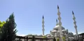 Türk hayırseverin Kırgızistan'a getirdiği Kabe örtüsünün bir bölümü, Bişkek Merkez Camisine hediye edildi