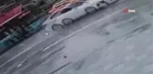 Yolun karşısına geçmeye çalışan yayaya otobüs böyle çarptı
