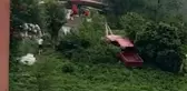 Rize'de el freni boşalan araç çay bahçesine uçtu