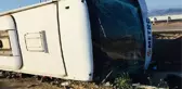 AKSARAY'DA LASTİĞİ PATLAYAN YOLCU OTOBÜSÜ DEVRİLDİ: 3 YARALI
