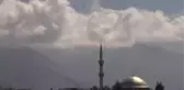 Esence Dağı haziranda yağan kar ile yeniden beyaza büründü