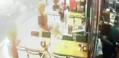 Kentin işlek caddesine yıldırım düştü! Vatandaşların panik anları kamerada