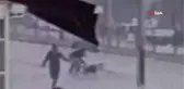 Sel sularına kapılan yaşlı adamı gençler böyle kurtardı