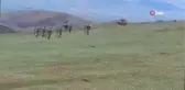 Savaşa gider gibi at sırtında sopalarla kavgaya koştular