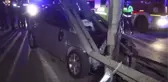 OTOMOBİL BARİYERLERE ÇARPTI: 3 YARALI