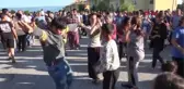 DÜZCE DESTEKLEDİKLERİ ADAYIN MUHTAR SEÇİLMESİNİ GÖBEK ATARAK KUTLADILAR