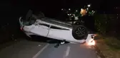 Otomobilin mantar bariyerlere çarparak devrilmesi güvenlik kamerasında