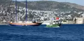 Teknelerle ulaşılan plajda çevre ve deniz dibi temizliği yapıldı
