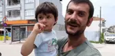 ANNESİNE ÇİÇEK KOPARMAK İÇİN EVDEN ÇIKIP KAYBOLAN 3 YAŞINDAKİ ÇOCUĞA ESNAF SAHİP ÇIKTI