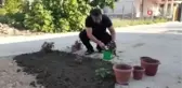 Onarımı yapılmayan yola tepki için çiçek dikti