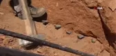 Mevsimlik işçiler ekmeklerini taştan çıkarıyor