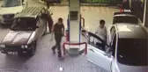 Akaryakıt istasyonun alev alan otomobile müdahale eden çalışan o anları anlattıAkaryakıt çalışanı Emrah Üstünbaş: 