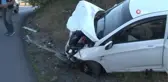 Minibüsle kafa kafaya çarpışan otomobildeki 2 kişi yaralandı