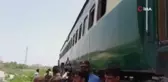 Pakistan'da yolcu treni raydan çıktı