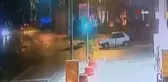 Kırmızı ışıkta duran araca çarptı, tekme tokat sürücüyü yumrukladı