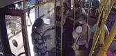Otobüsteki herkes korkudan birbirine baktı! Annesinin kucağındaki bebeğin ayağı kapıya sıkıştı