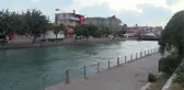 Sulama kanalına düşen kişiyi çevredekiler kurtardı