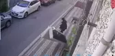 Üçüncü kattan üstüne kanepe  düşüyordu! Kadının ölümden döndüğü anlar kamerada