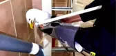 İTFAİYE ERLERİ, AVCILAR'DA HAVALANDIRMA BOŞLUĞUNA DÜŞEN MARTIYI KURTARDI