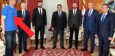 Kıbrıs gezisine damga vuran kare! Cumhurbaşkanı makamına tişört ve kot pantolonla çıktı