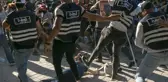 Son dakika... Gözaltındayken ölen genç için protesto gösterisi yapanlarla polis arasında arbede yaşandı