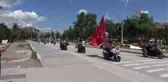 Kurtuluş Savaşı'nda cephanenin taşındığı İstiklal Yolu'nu motorla geçiyorlar