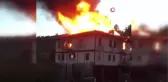 Yanmak üzere olan yaşlı kadını, komşuları güçlükle evden çıkardı