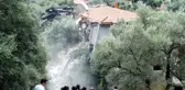 Akbük Koyu'nda kaçak yapıların yıkımı devam ediyor