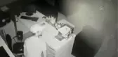 İş yerinden kadın kılığında hırsızlık yapılması güvenlik kameralarına yansıdı