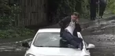 Selde mahsur kalan vatandaş otomobilinin üstüne çıkıp böylece kurtarılmayı bekledi