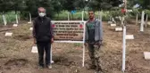 Tarihi şehitliğin bakımını çilek tarlası işçileri yapıyor