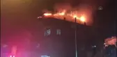 Bir daire ve çatıda çıkan yangın hasara neden oldu