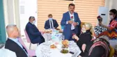 AKSARAY'DA YUHALANDIĞI İDDİA EDİLEN OTİZMLİ AİLELERLE MUHTARI VALİ BARIŞTIRDI