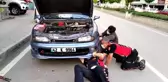Yavru kedi, sıkıştığı otomobilden kurtarıldı