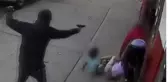 Kaldırımdakiler nefeslerini tutarak izledi! 2 çocuk kurşunların arasında kaldı