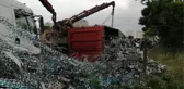 AVCILAR'DA KAMYON DEVRİLDİ, HURDA DEMİRLER YOL KENARINA DÖKÜLDÜ
