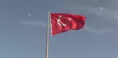 Her yıl bir dağın eteğine yansıyan 
