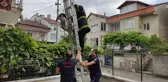Ayağı çatıya sıkışan martıyı itfaiye ekipleri kurtardı