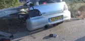 Son dakika haberleri: Kuşadası'nda otomobil bariyerlere çarptı: 2 ölü