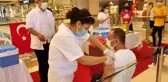 ALIŞVERİŞ MERKEZİNDE ÇALIŞANLARA VE MÜŞTERİLERE AŞI