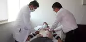 Bir böbreğini kızına bağışlayan babanın 12 kilogramlık kitle oluşan diğer böbreği son anda kurtarıldı
