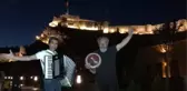 GÜNDÜZ AYAKKABI BOYACILIĞI VE TELEVİZYON TAMİRCİLİĞİ, AKŞAM DA MÜZİSYENLİK YAPIYORLAR